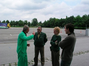 Teilnehmer im Gespr&auml;ch mit Moderator